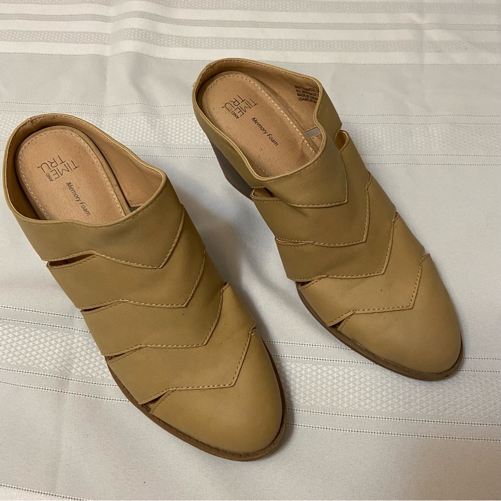 Time & True Womens Tan Heeled Mules EUC size 8